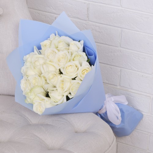 Купить на заказ Букет из 21 белой розы с доставкой в Байконуре