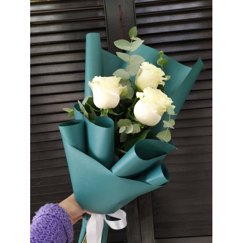 Купить на заказ Букет с белыми розами, 3 шт с доставкой в Байконуре