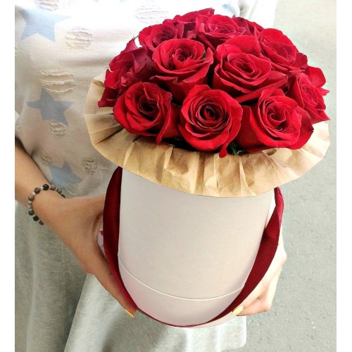 Купить на заказ 11 красных роз в коробке с доставкой в Байконуре