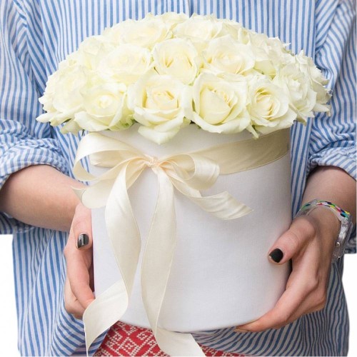 Купить на заказ 25 белых роз в коробке с доставкой в Байконуре